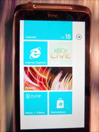 Неопознанный коммуникатор HTC с Windows Mobile 7 на борту (3 фото)