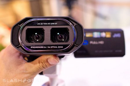 JVC Everio GS-TD1 - 3D видеокамера поступила в продажу (2 фото)